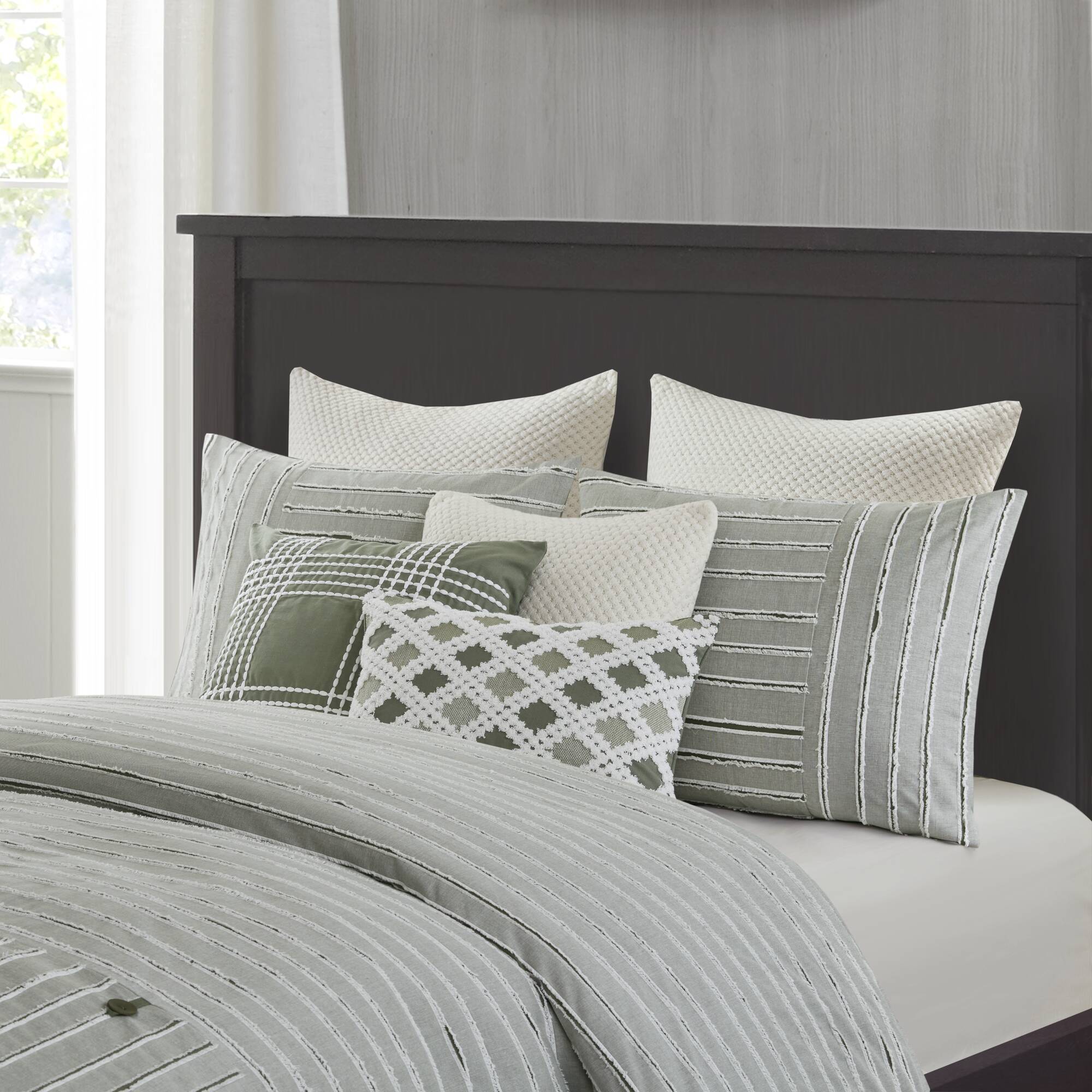 Essence - 8 Piece Queen Oversized Clipped Comforter Set With Euro Shams And Throw Pillows - Green