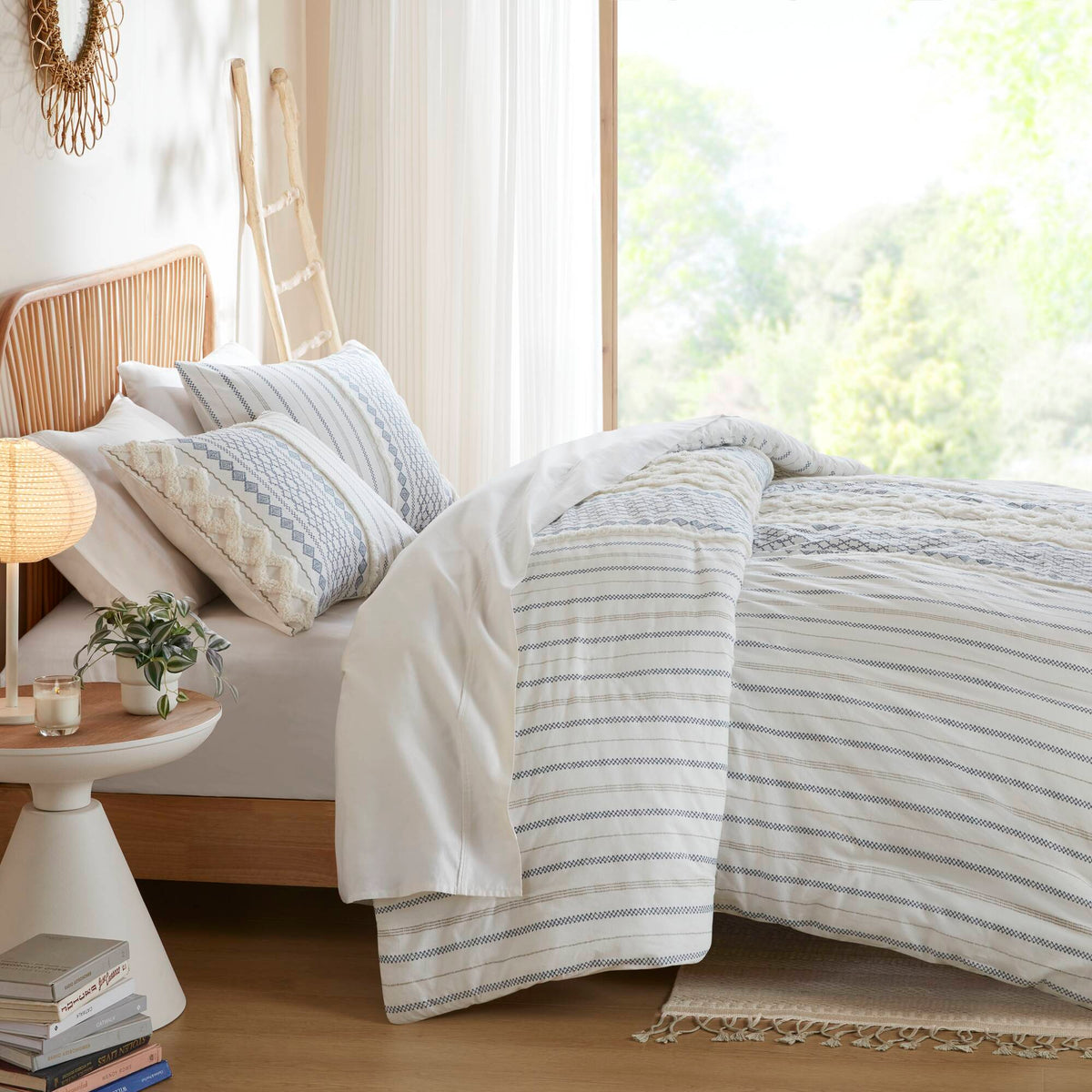 Imani - Cotton Printed Duvet Cover Set With Chenille - White / Navy
