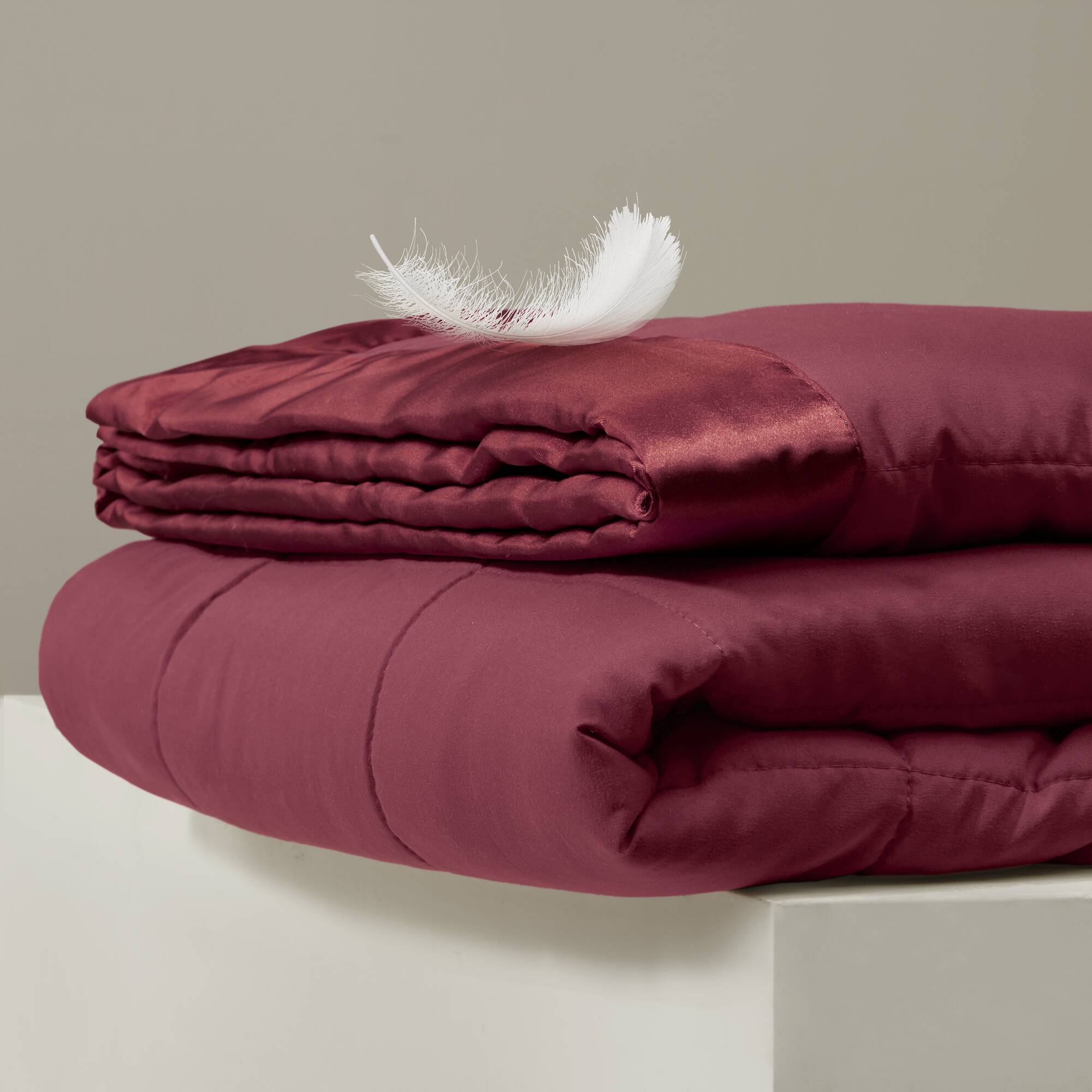 Windom - Lightweight Down Alternative Blanket With Satin Trim - Red