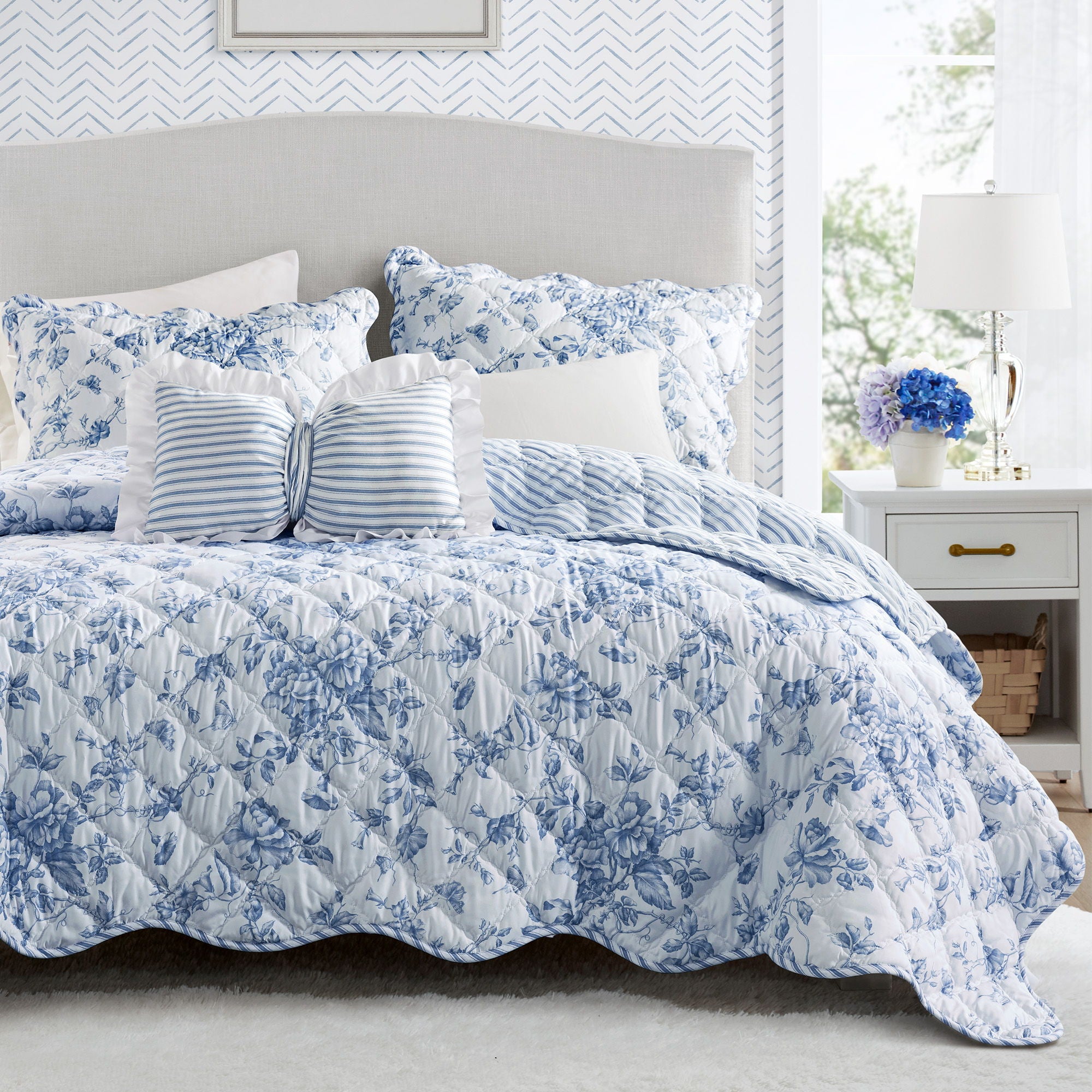Adele - 4 Piece Full Quilt Set - Blue / White