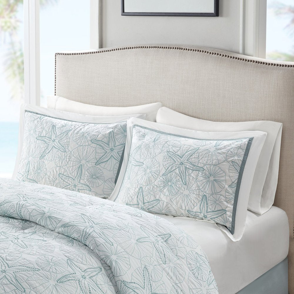 Set of Four White And Aqua Full Ring Stitch Sham And Comforter