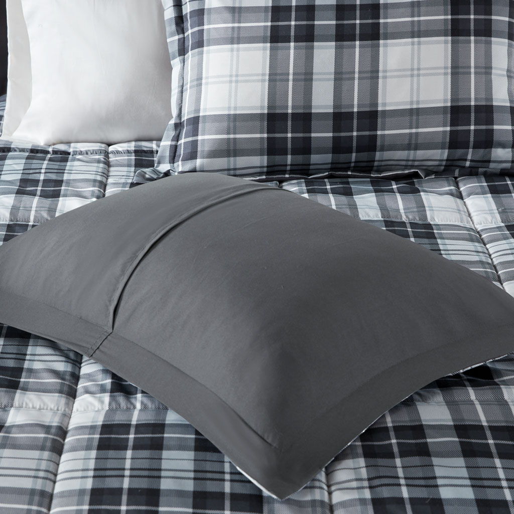 Parkston - 3M Scotchgard Down Alternative All Season Comforter Set - Black / White