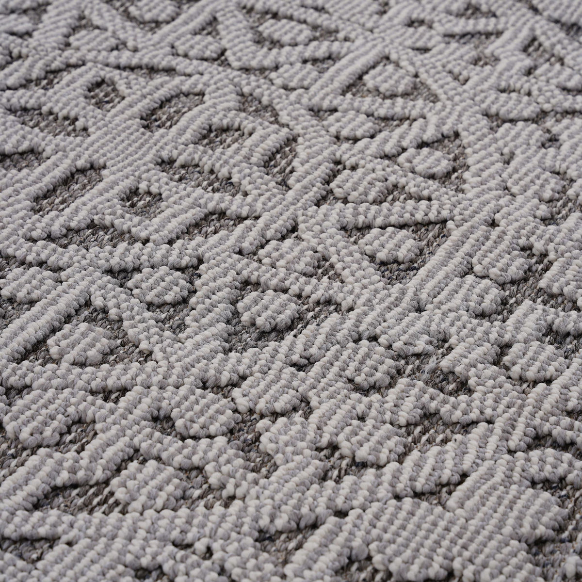 Guros - 6' X 9' Medallion Indoor / Outdoor Area Rug - Gray / White