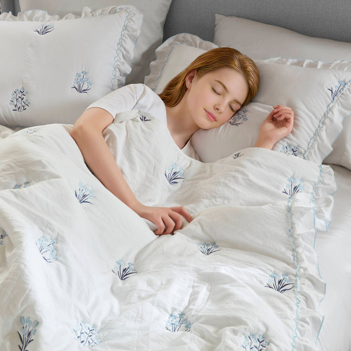 Aglaia - Quilt Set - White / Light Blue