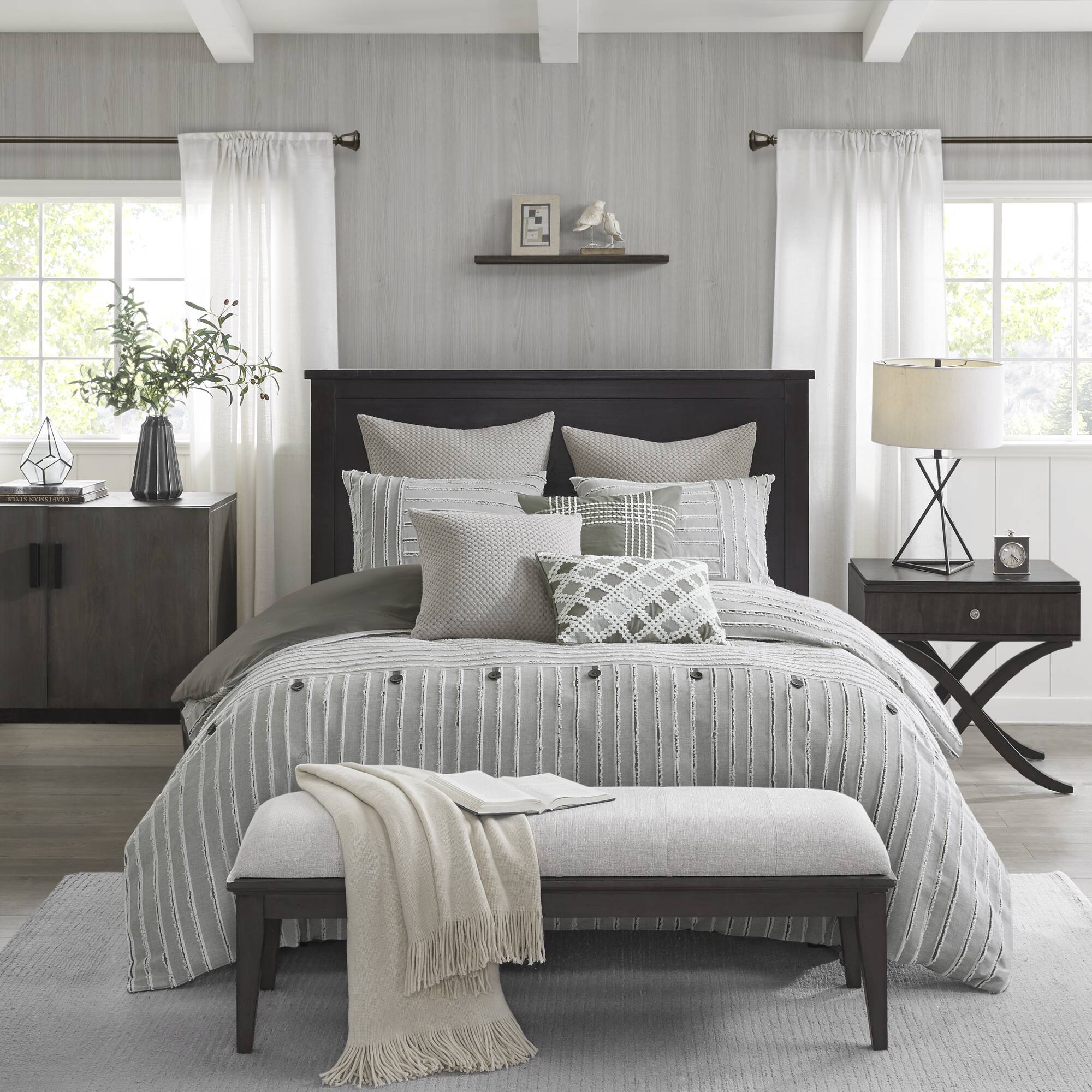 Essence - Queen 8 Piece Clip Comforter Set - Gray