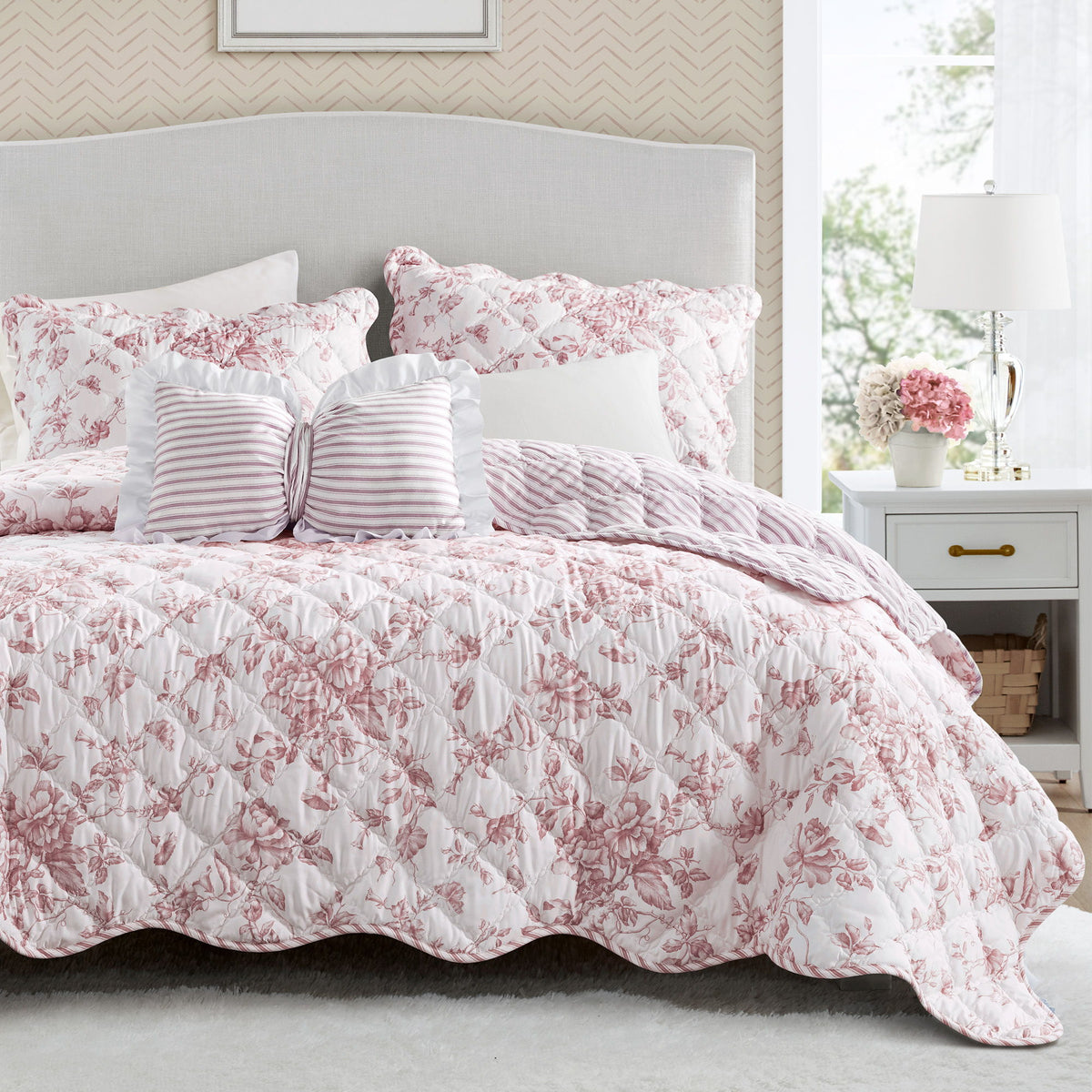 Adele - 4 Piece King Quilt Set - Pink / White