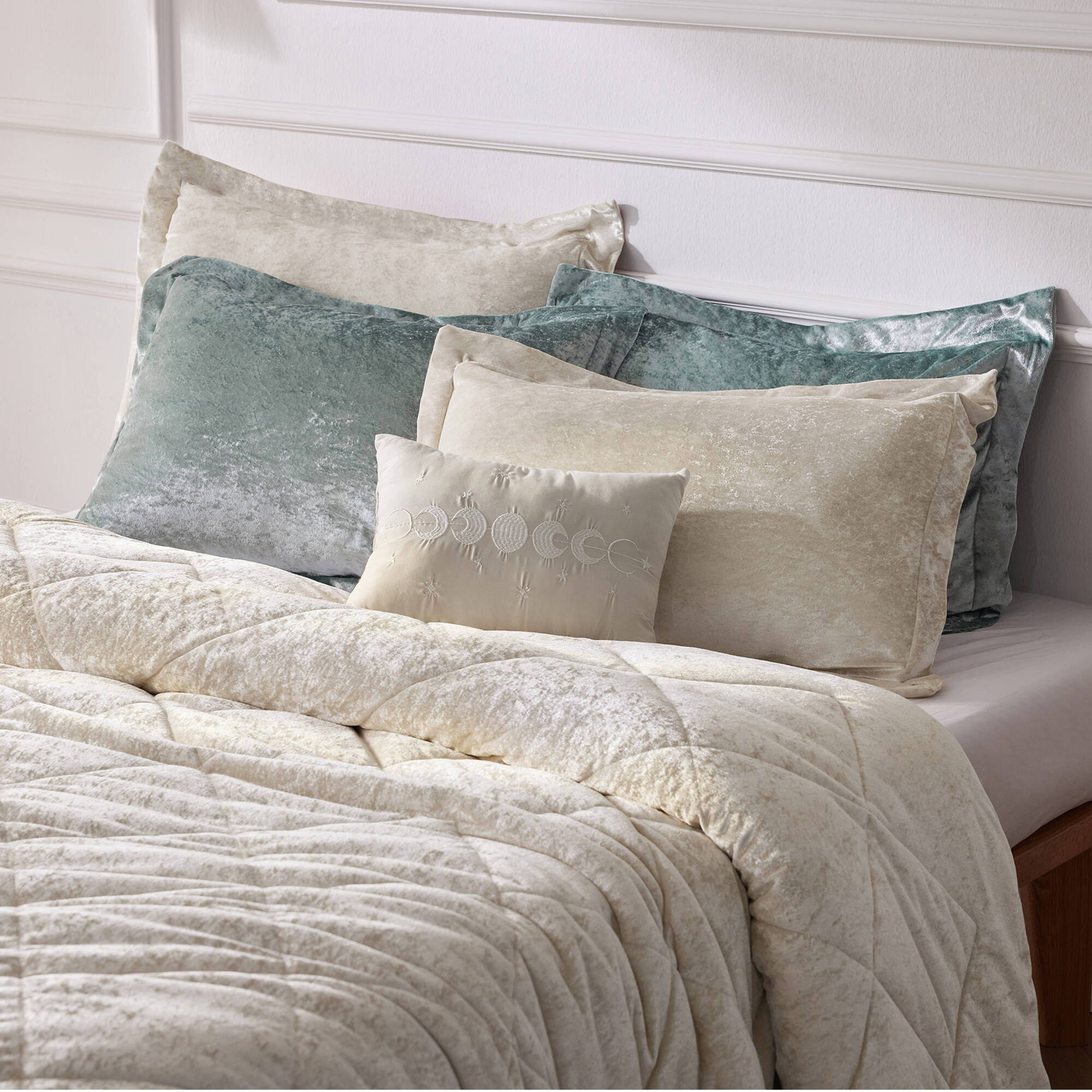Felicia - Velvet Twin Duvet Cover Set With Throw Pillow - Champagne