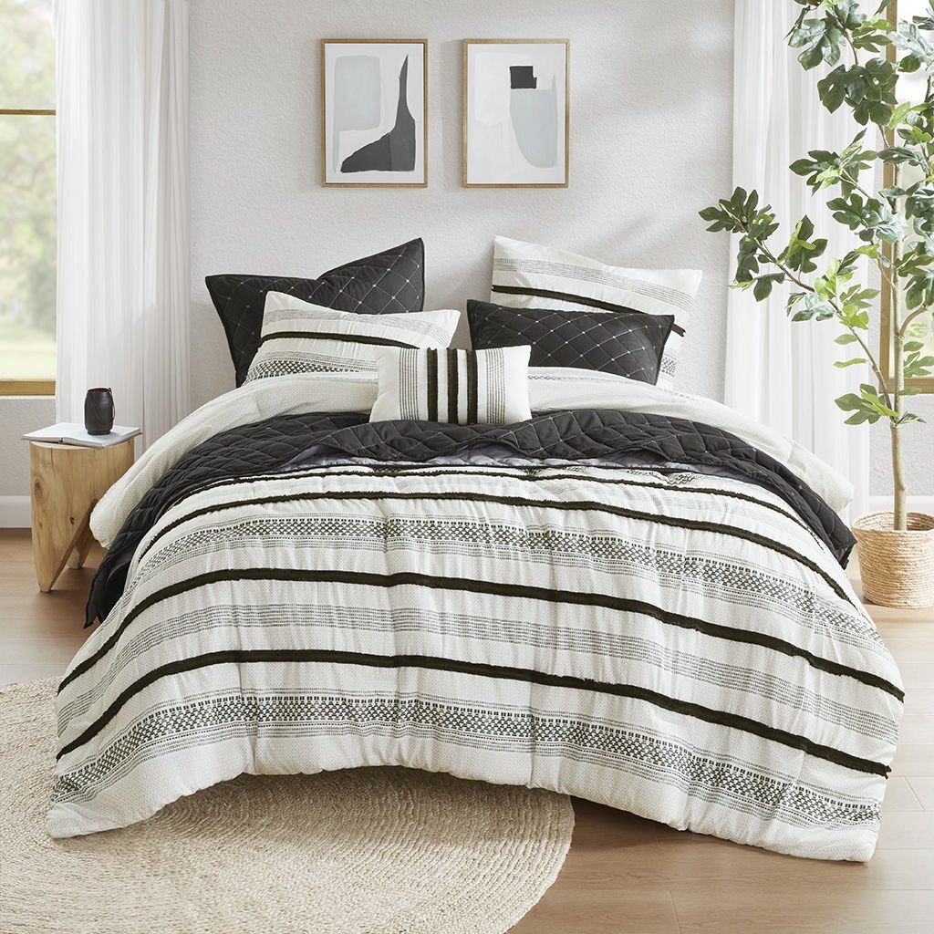 Carolina - 7 Piece King/California King Stripe Comforter And Quilt Set - Black