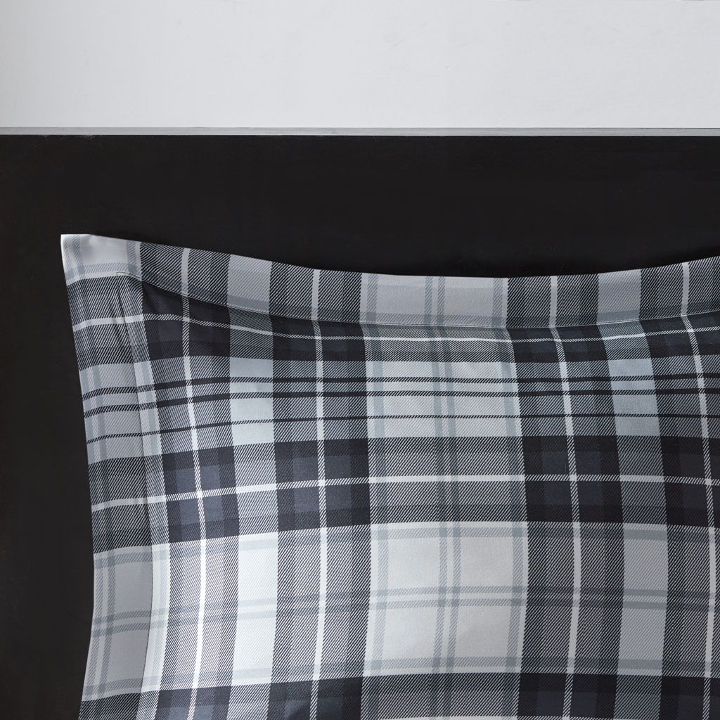 Parkston - 3M Scotchgard Down Alternative All Season Comforter Set - Black / White