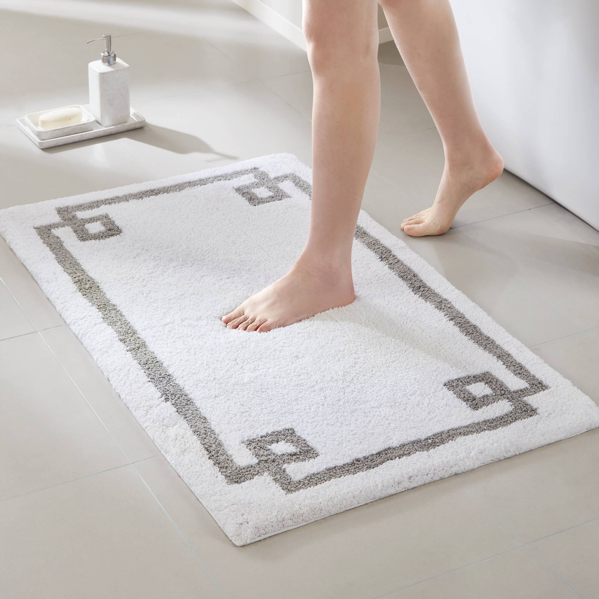 Evan - 20" x 30" Tufted Bath Rug - White