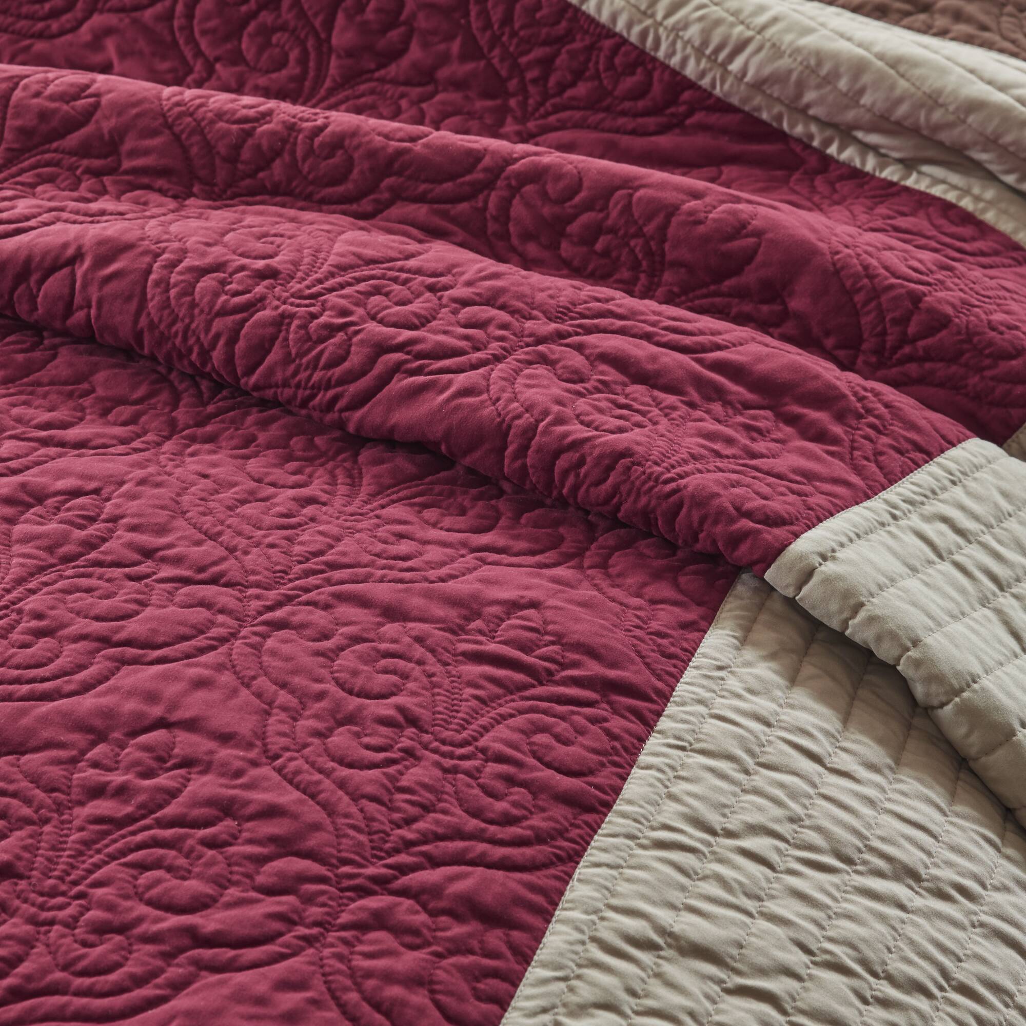 Attingham - King/California King 7 Piece Quilt Set With Euro Shams And Throw Pillows - Red