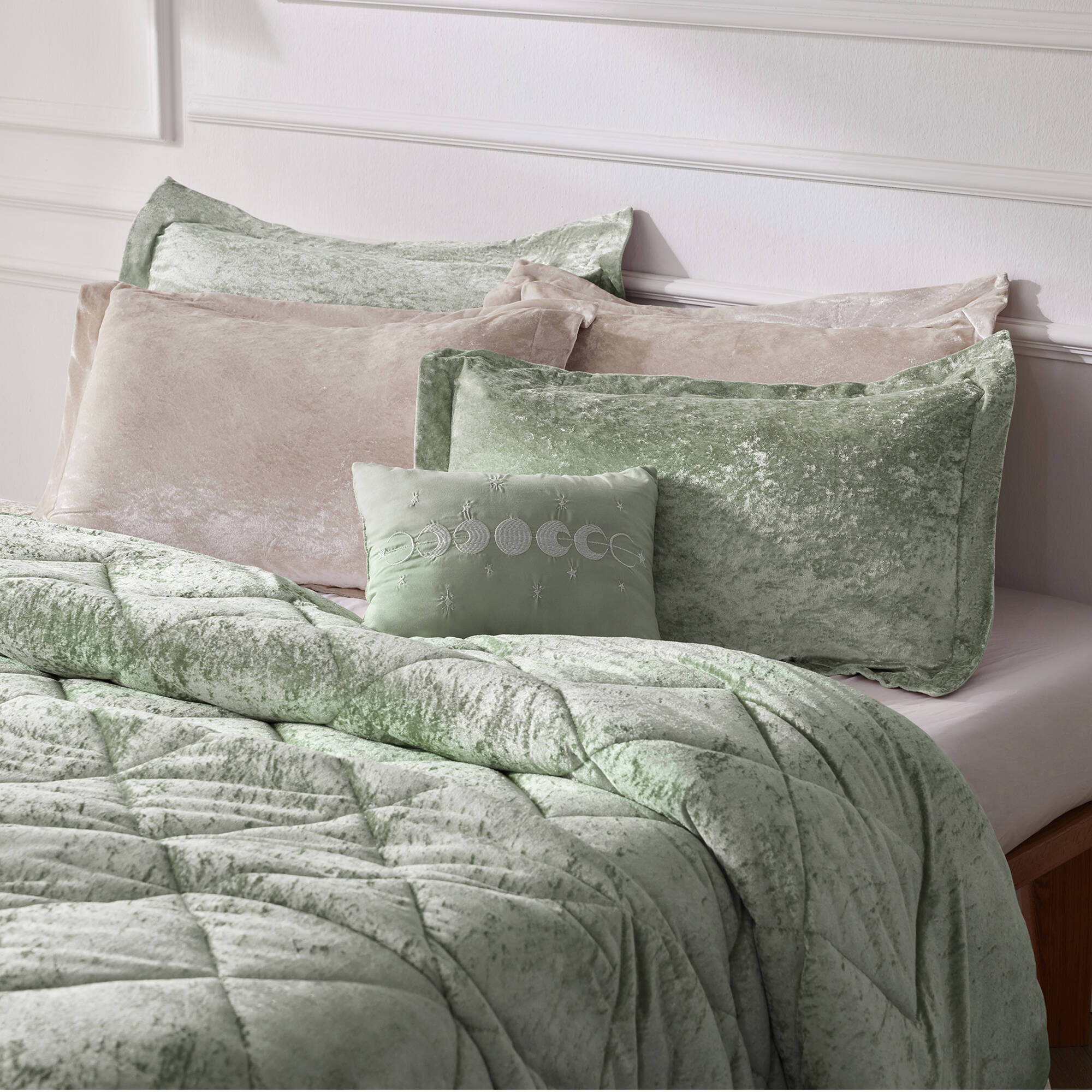 Felicia - Velvet Comforter Set With Throw Pillow - Green